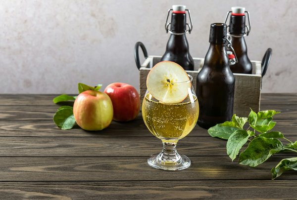 Quels gîtes en Normandie proposent des ateliers de production de cidre avec des experts locaux?